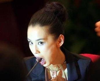 明星吃羊角甜蜜瓜,羊角瓜下的甜蜜瞬间