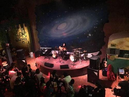 南昌space酒吧后门吃瓜,揭秘热门夜店背后的“吃瓜”故事